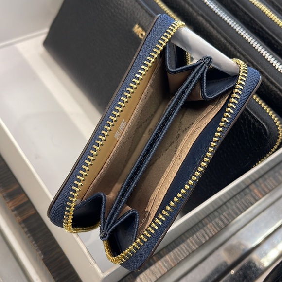 Michael Kors Jet Set Travel Medium Zip Around Card Case 
Color: Navy 
NWT - Picture 7 of 16